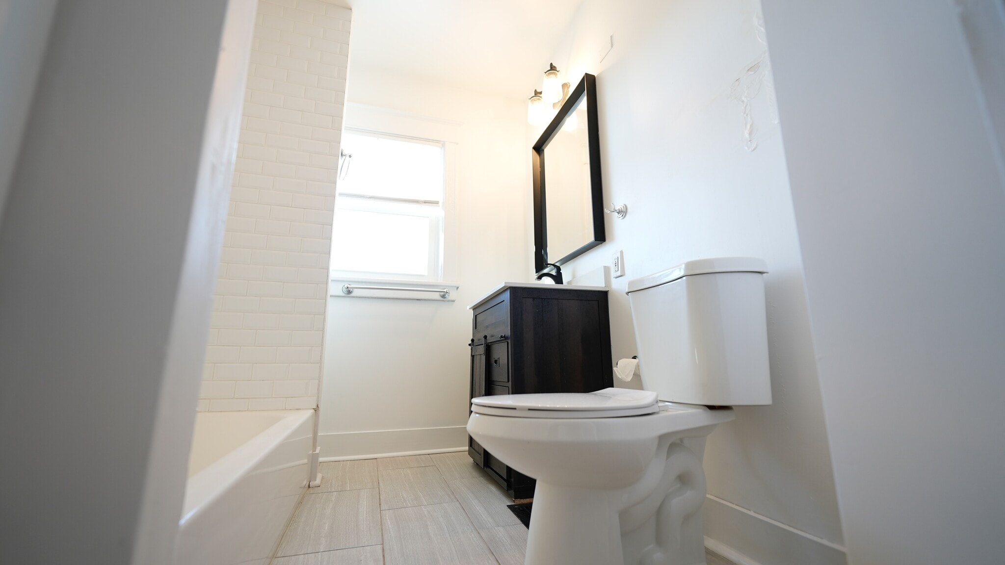 Contemporary bathroom - 3838 Wyandotte St