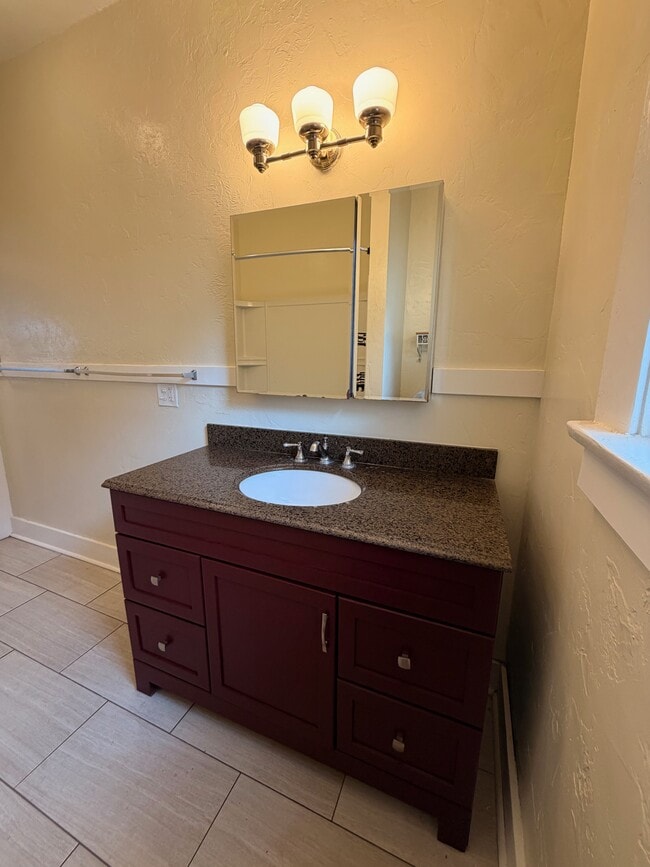 Building Photo - 1030 E 7th St