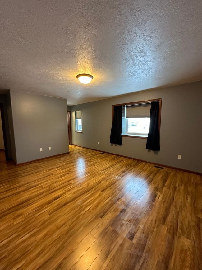 Building Photo - 3 Bedroom House!