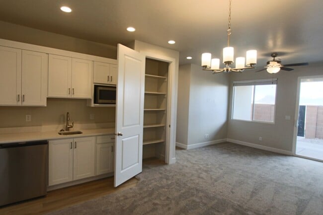 Building Photo - LIKE NEW: 2170+ SQFT and majestic VIEWS  3 Br 2.5 Ba 2 Car garage