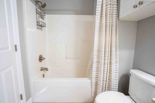 Building Photo - 407 18th St