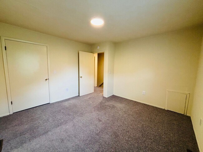 Building Photo - 2 Bedroom, 1.5 Bath Townhouse