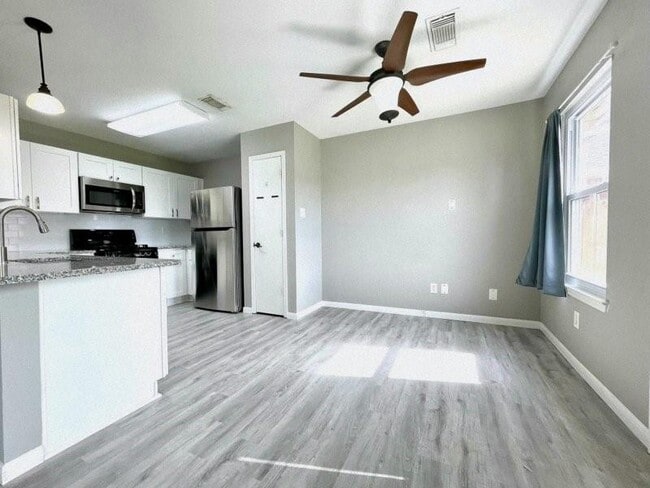 Building Photo - 6935 Creek Village Dr