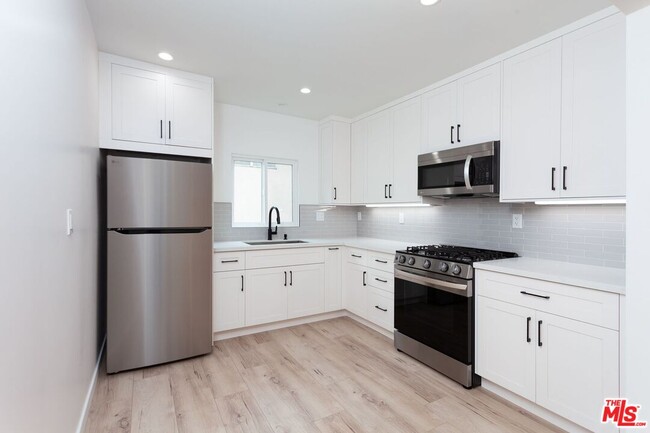 Building Photo - 1319 S St Andrews Pl