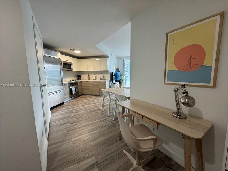 Building Photo - 1300 Brickell Bay Dr