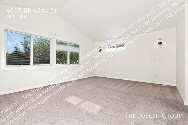 Building Photo - 4017 NE 45th St