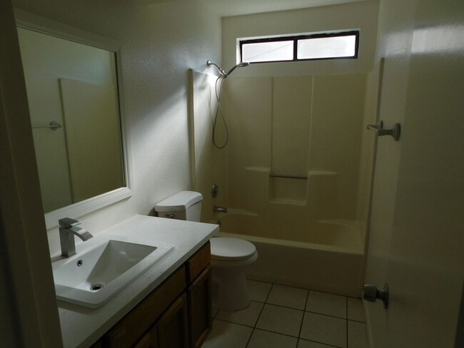 Building Photo - 425 S Sunset St