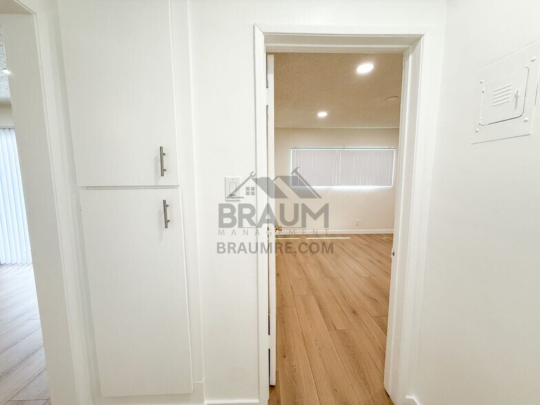 Building Photo - 5433 Sepulveda Blvd