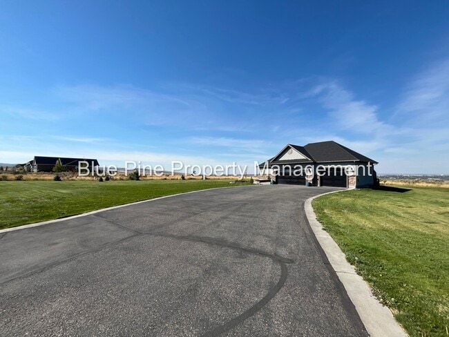 Building Photo - 8426 S Black Hawk Dr