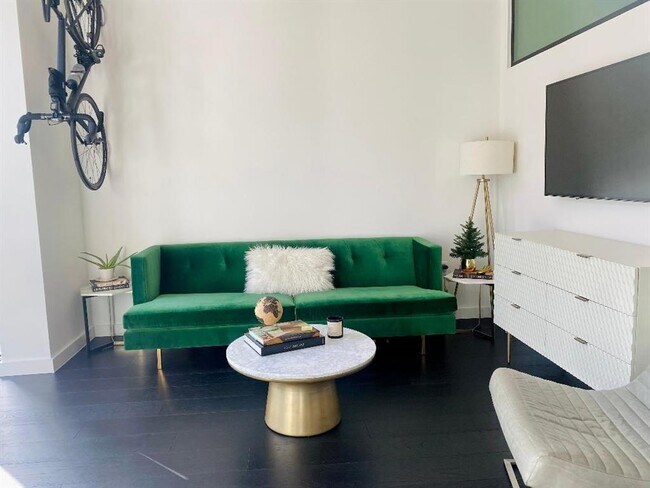 Building Photo - 800 Embassy Dr