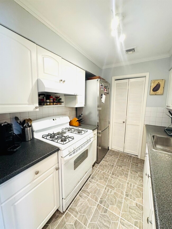 Building Photo - 603 55th St