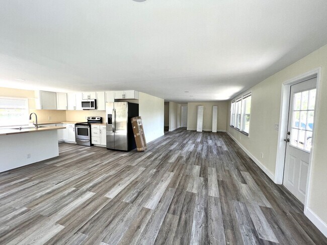 Building Photo - FIRST MONTHS RENT FREE!!! 5 ACRES OF PARAD...