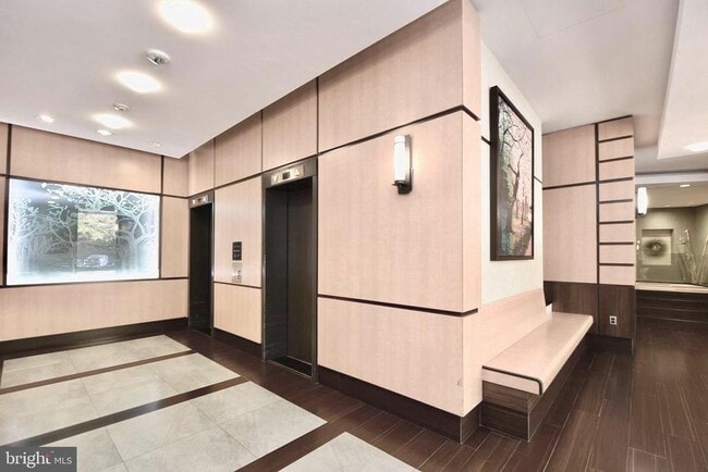 Building Photo - 307 Yoakum Pkwy