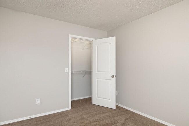 Building Photo - Spacious 3 Bedroom Duplex!