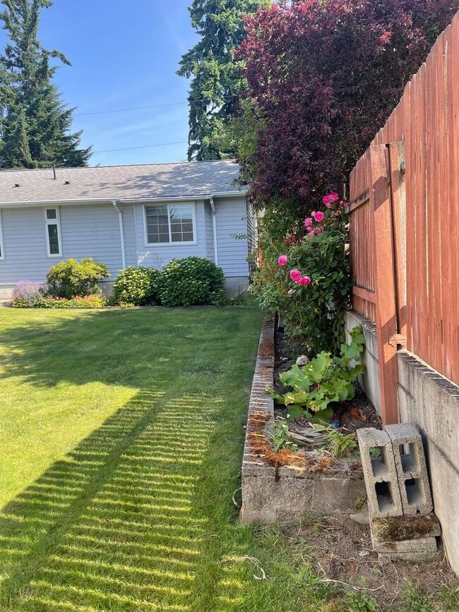 Building Photo - 2 BR/1.75 BA home in Edmonds