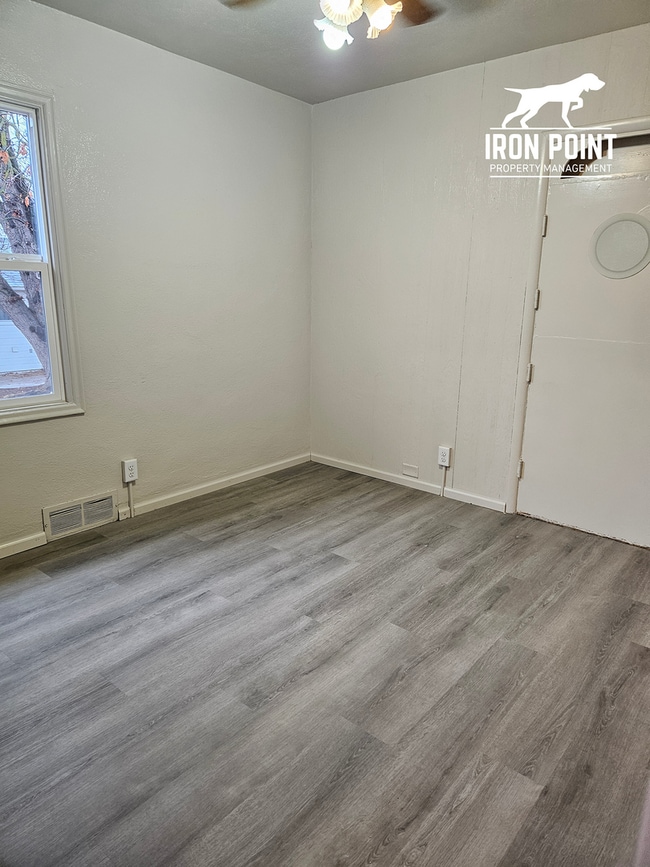 Building Photo - Renovated 3bed/2bath home w/gas fireplace, garage, near downtown Caldwell.