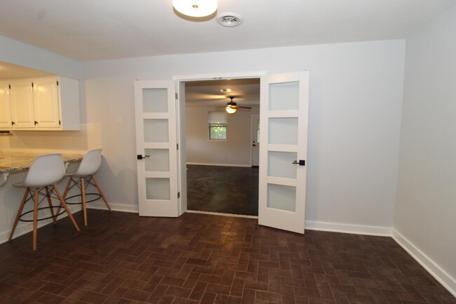 Building Photo - 2715 W Gum St
