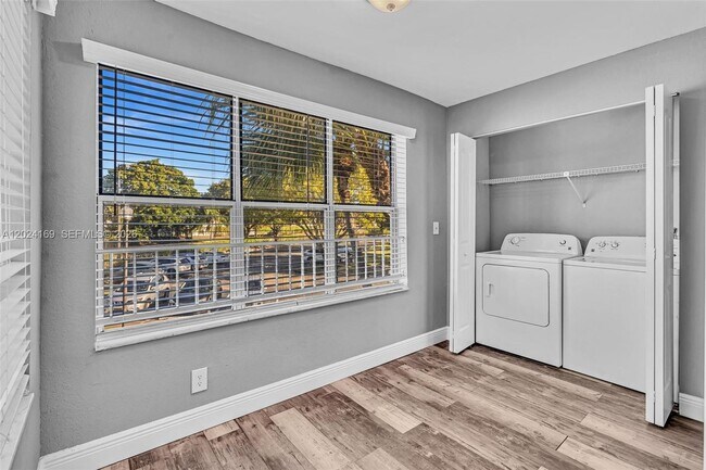 Building Photo - 3300 Pinewalk Dr N
