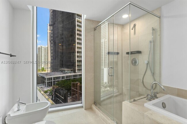 Building Photo - 495 Brickell Ave