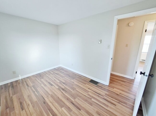 Building Photo - 3 Bed / 1-1/5 Bath Single Family Home w/Attached 2-Car Garage