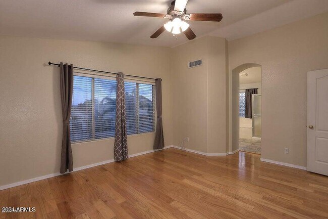 Building Photo - 7931 W Rose Garden Ln