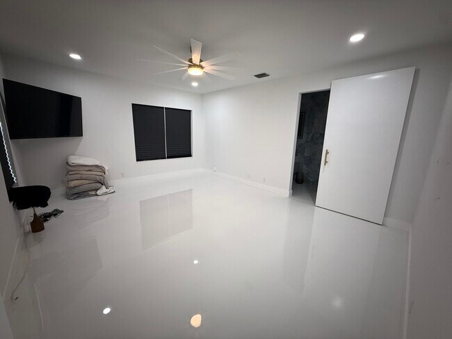 Building Photo - 17311 Bermuda Village Dr