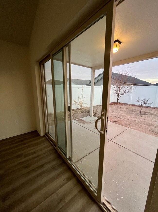 Building Photo - 1107 E La Brea Ave