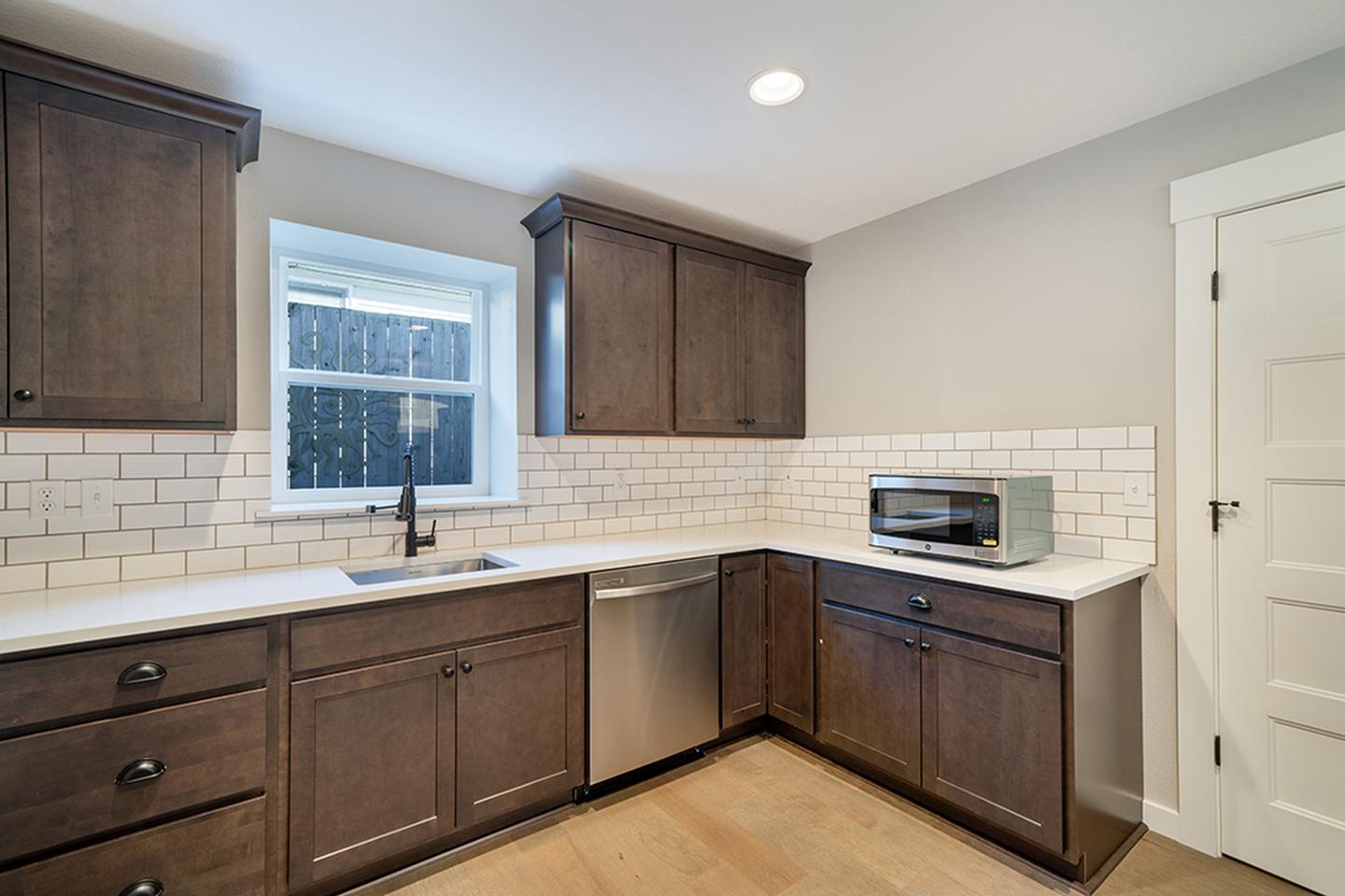 Building Photo - Stylish South Tabor apartment 5 blocks fro...