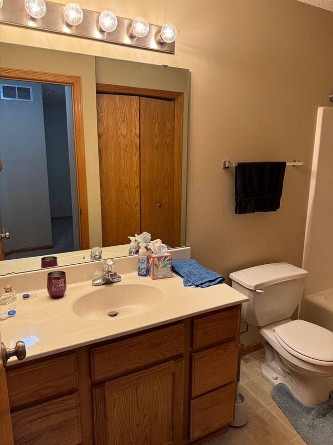 Building Photo - Great Location *2Bed*1.5Bath Townhouse - Oakdale-Available May 1