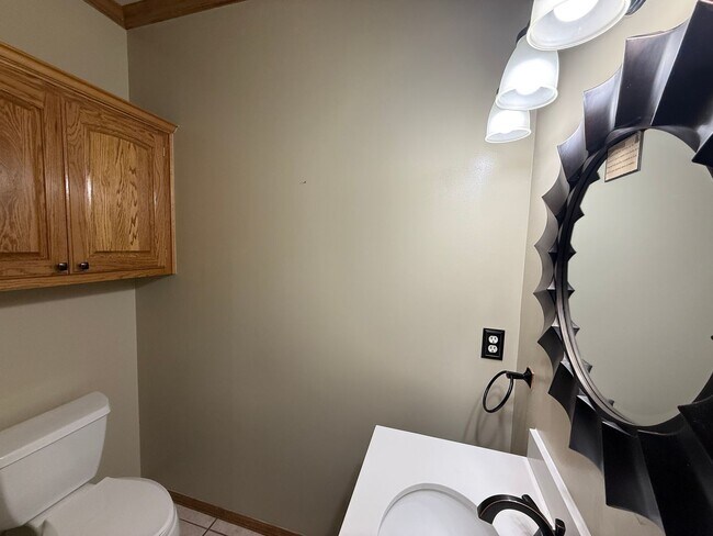 Building Photo - Right On The Green- 3 Bedroom Updated Home on Battle Creek