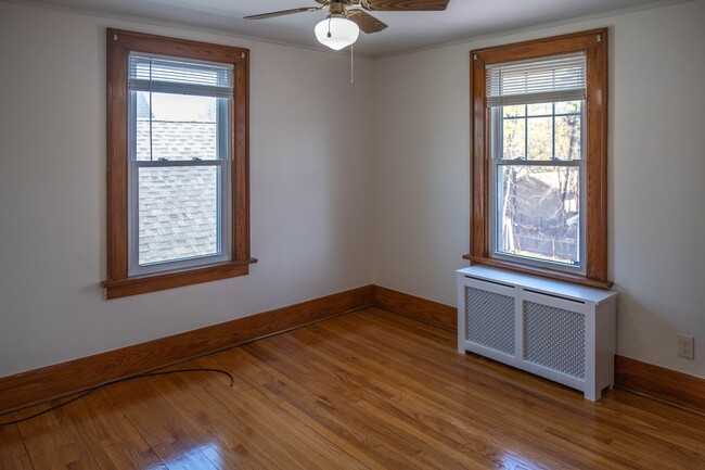 Building Photo - Charming 3 bedroom