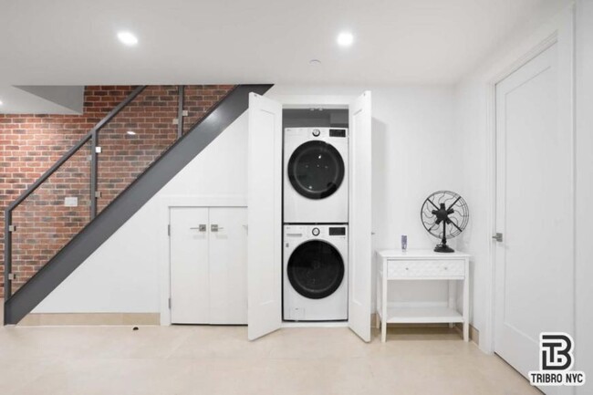 Building Photo - 3 bedroom in BROOKLYN NY 11205