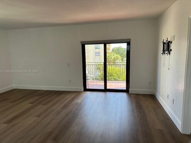 Building Photo - 9300 Fontainebleau Blvd