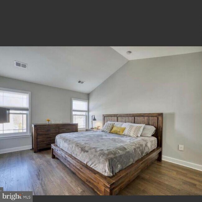 Building Photo - 540 Legrace Terrace NE