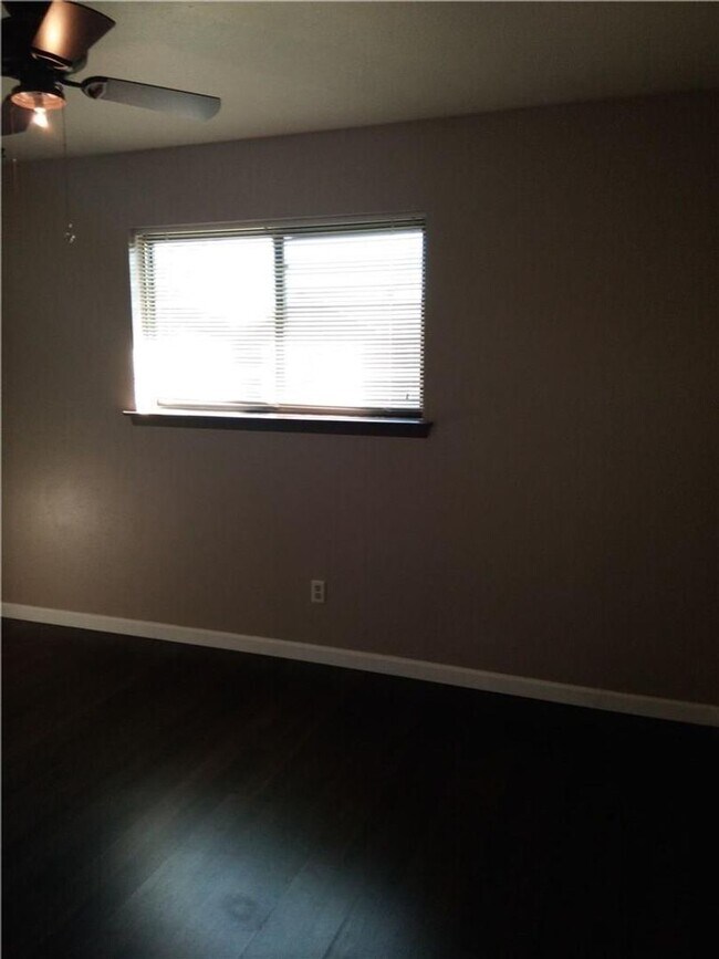 Building Photo - Cozy 3 Bed / 2 Bath Single-Family Home for...