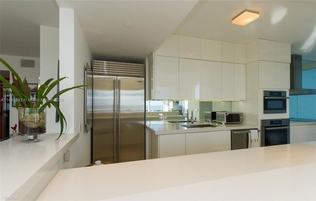 Building Photo - 3 br, 3 bath Condo - 4775 Collins Ave Apt ...