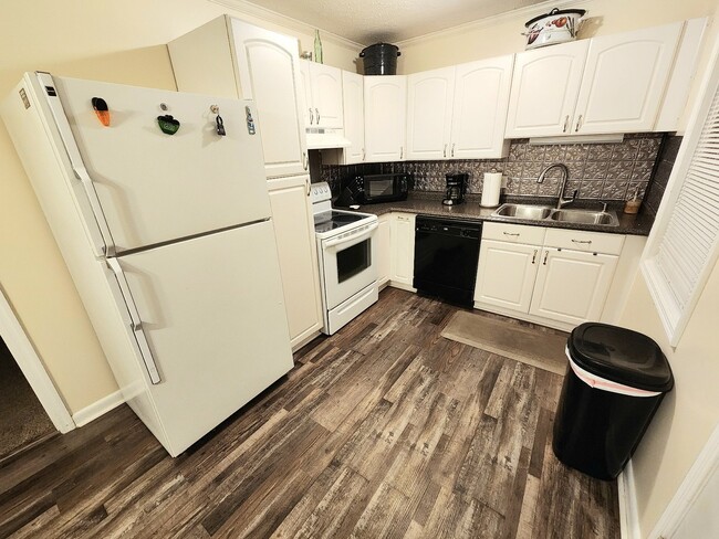 Building Photo - Fully Furnished 2BR/2BA Monthly Rental in ...