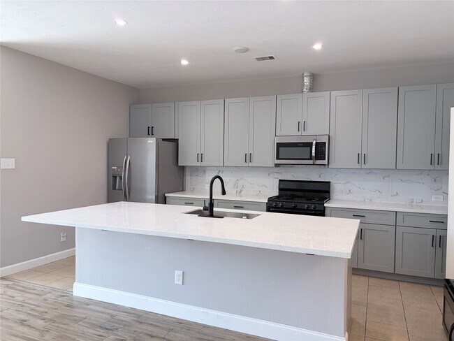 Building Photo - 10910 Woodwind Shadows Dr