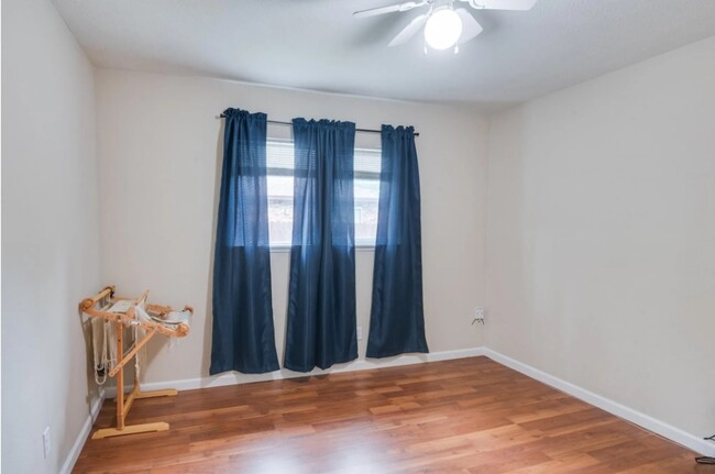 Building Photo - 3614 Pinoak Dr