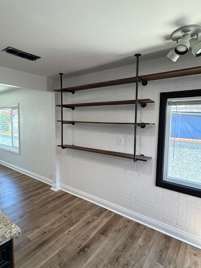 Building Photo - Bright Carson Front House Duplex with Modern Finishes