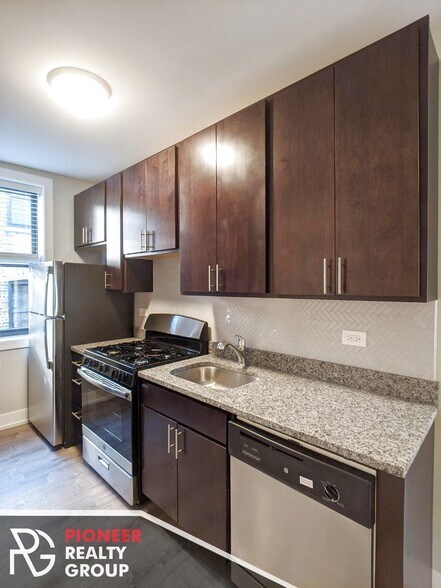 Building Photo - 711 W Brompton Ave