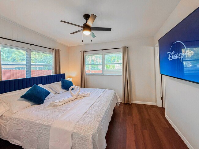 Building Photo - 904 15th St NE