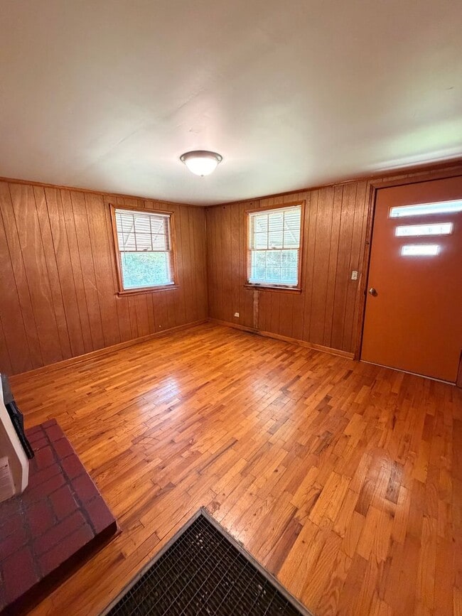 Building Photo - Brick 3/1 House in North Rome $950