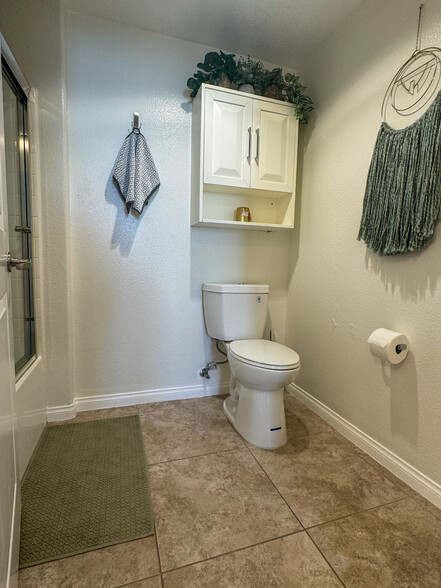 Guest bathroom with storage - 3740 Santa Rosalia Dr