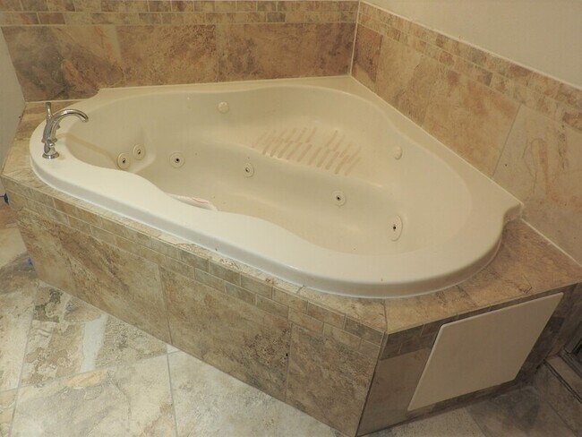 Building Photo - 2220 W Bell Vista Ave