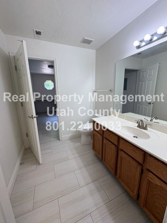 Building Photo - Large and Spacious 4 Bedroom Home!