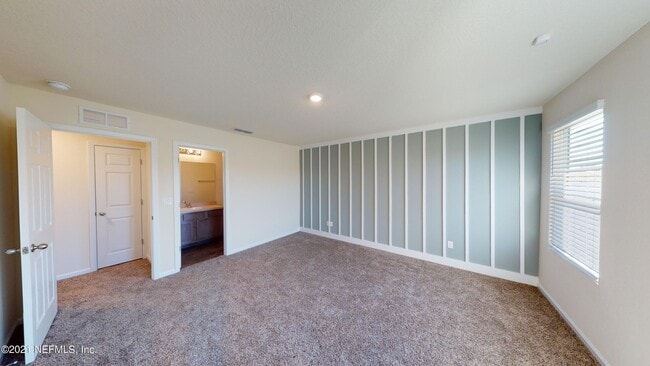 Building Photo - Inviting Townhouse