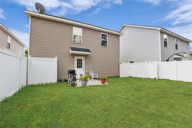 Building Photo - Modern 4 Bedroom South Savannah Home with Fenced Backyard