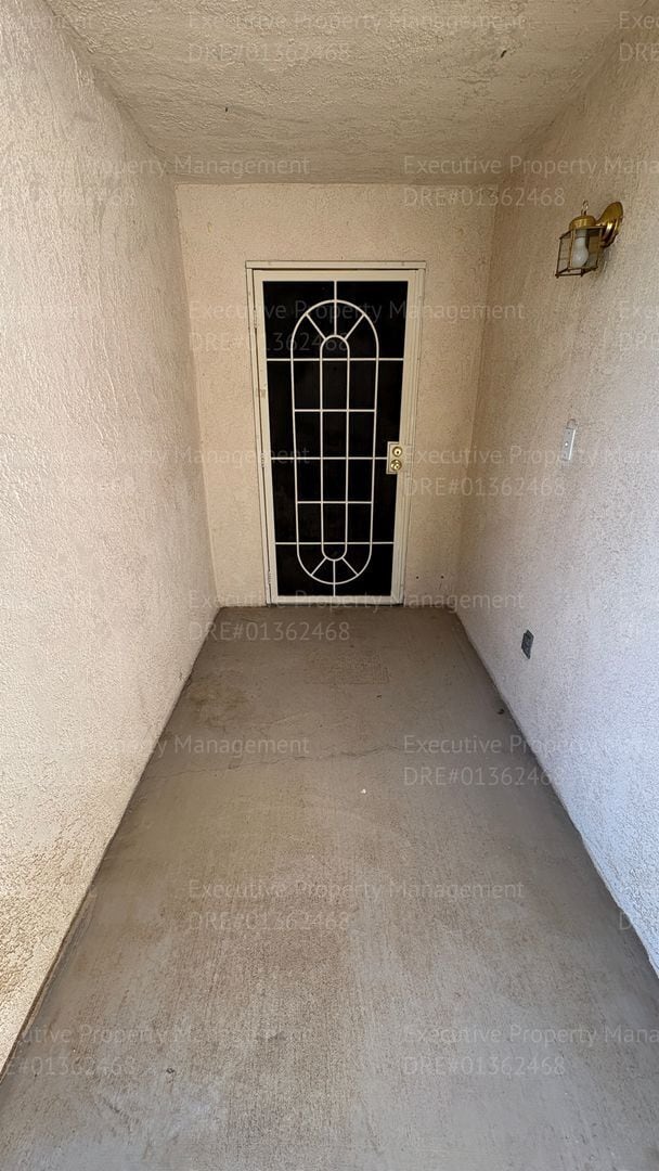 Building Photo - 4 bedroom 2 bathroom split wing home in North Bakersfield