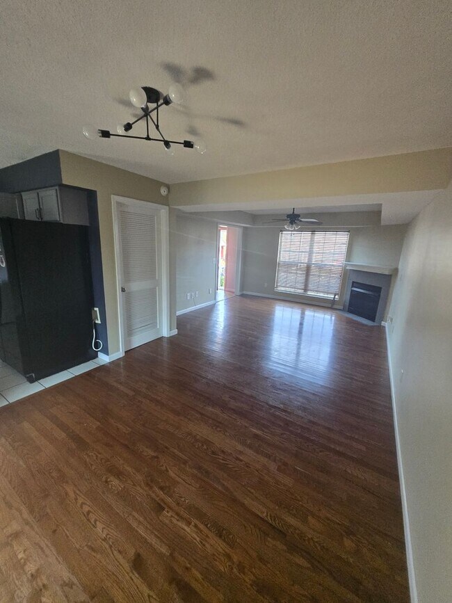 Building Photo - Spacious 2-Bedroom Condo in Johnson City